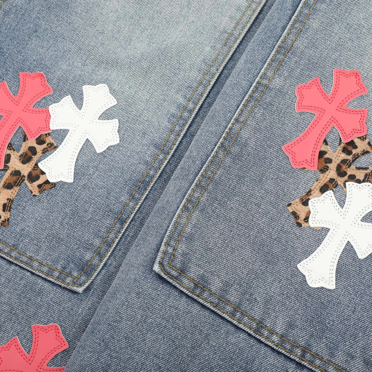 P280 CH Chromehearts Malaysia-limited leopard print cross patchwork leather workwear jeans and logging pants. The counter price is 34W. It is decorated with patchwork cross patterns and washed jeans! ! An absolutely high-end luxury product, a 1.9W-level god-level single product, a super popular product, made by top heavy industry, a magic weapon that cannot be missed! [About Zangyin] This is an extremely luxurious fashion brand that can also be called the aristocracy of the high street. It has always been an exclusive brand for some hipsters or rich second generations. Compared with ordinary high streets, it is more luxurious and noble. Compared with luxury brands, it is more fashionable and individual. It has always been a brand that I have a special liking for. [Top heavy industry fashion design] Consistently high-street luxury style. Speaking of this style, the Zangyin family and GU family are definitely the leading representative brands. Especially the Zangyin family has really achieved a state-of-the-art effect in creating high-street style. The unique washed material is used to create this style. The color system is already quite eye-catching. After it is decorated with patchwork cross flowers, it cleverly highlights the charm of the brand. Secondly, this style uses classic The high-waist cutting design highlights the long legs and fashionable temperament of the upper body. The brand is highly recognizable and the slim fit configuration is more suitable for daily wear. It is a product that interprets personality, fashion, and specifications at a glance. This single product is enough to make any fan excited. It can be a white T-shirt for a youthful college style, or a tight suspender for a royal style. It has strong matching ability and can be easily controlled by men.  [Materials and craftsmanship] Needless to say, this point goes without saying. As an excellent craftsman brand, Zangyin’s requirements for details and craftsmanship are really perfect. The washed color of this model has gone through so many processes, not to mention the embellishment of denim appliques. It is also purely hand-made and sewn. Just like what they believe in, only hand-made things have soul and have the meaning of wear. A top-notch heavy-duty fashionable denim item, I look forward to your perfect interpretation! !  Color: blue Size: 28-36